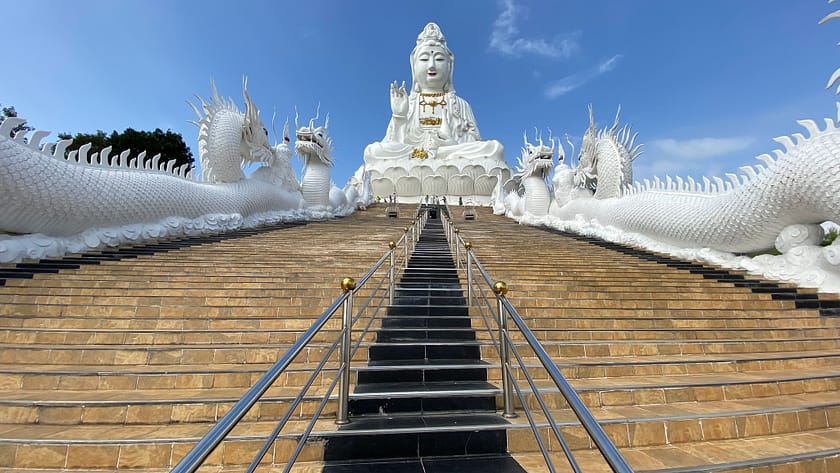 Estàtua gegant de Guan Yin al Wat Huay Pla Kung, Chiang Rai, Tailàndia