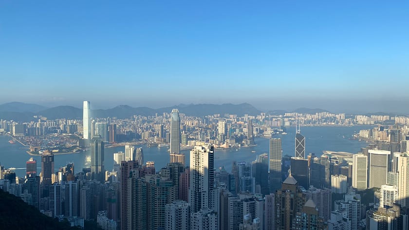 Panoràmica de Hong Kong vista des del Sky Terrace 428 de Victoria Peak, amb edificis alts, la badia i el cel en capvespre