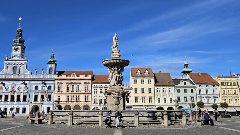 Monument històric a la plaça principal d’Olomouc, envoltat d’edificis barrocs i ambient urbà