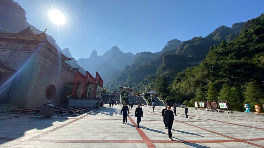 Accés principal al parc de la muntanya Tianmen amb telecabina i senyalització turística