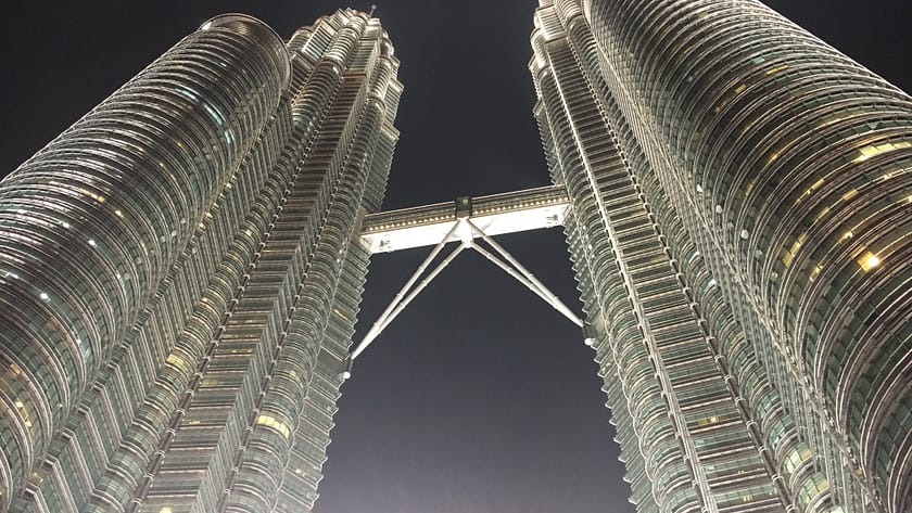 Vista nocturna de les Torres Petronas a Kuala Lumpur, Malàisia, amb els edificis il·luminats.