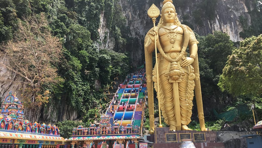 Estàtua daurada de Murugan a les Batu Caves, Kuala Lumpur.