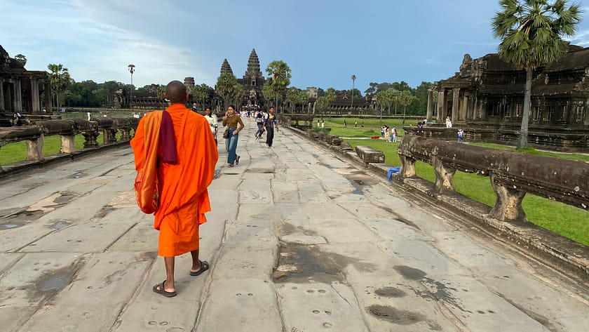 Monjo budista caminant entre les ruïnes d’Angkor Wat – Què fer a Siem Reap