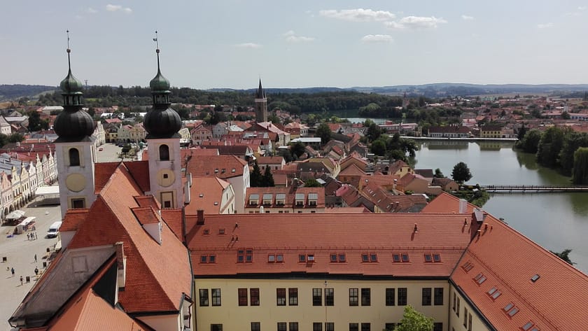 Vista panoràmica de Telč des de la torre, amb la plaça renaixentista i els teulats acolorits
