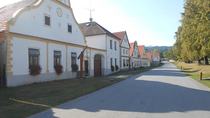 Carrers tradicionals d’Holašovice amb cases rurals ben conservades