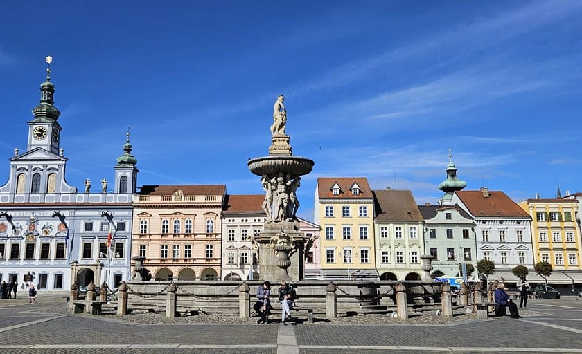 Monument històric a la plaça principal d’Olomouc, envoltat d’edificis barrocs i ambient urbà