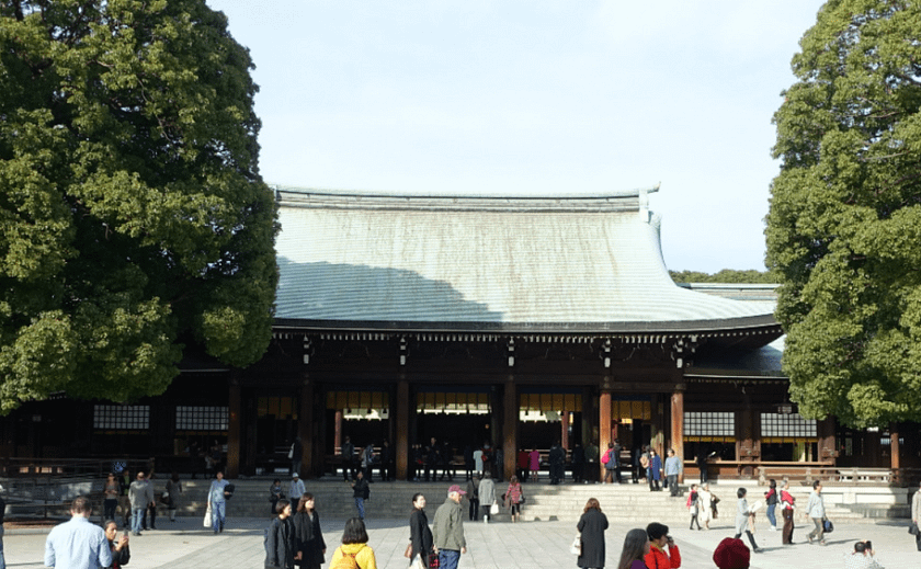 Santuari Meiji Jingu amb l’edifici principal i visitants fent ofrenes.