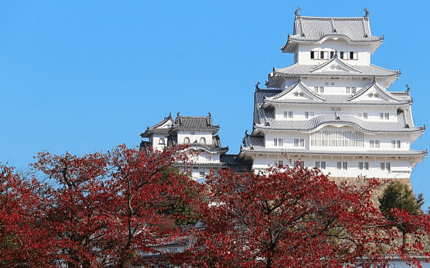 Castell de Himeji amb la seva façana blanca i arquitectura tradicional japonesa