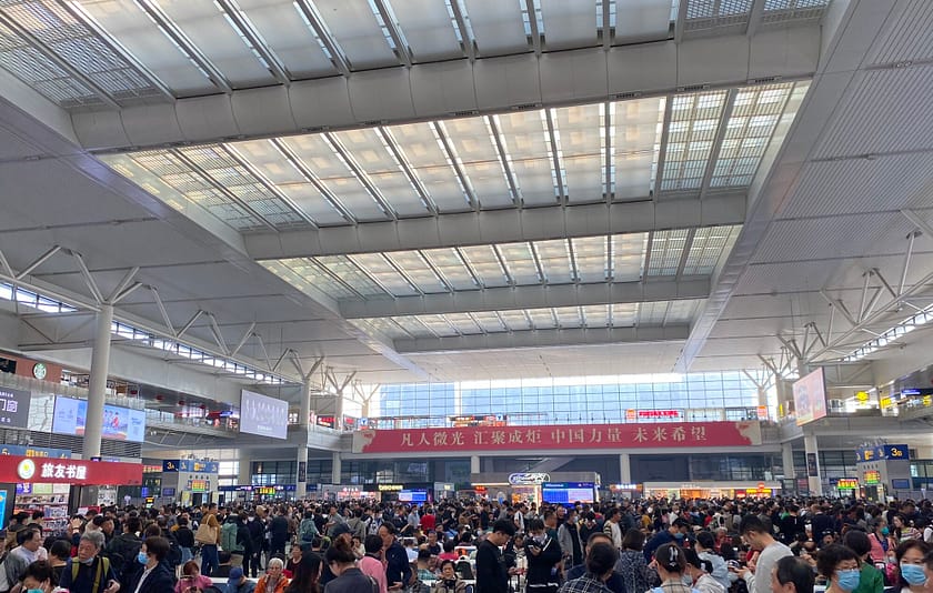 Estació de tren Shanghai Hongqiao amb viatgers i trens d’alta velocitat en moviment