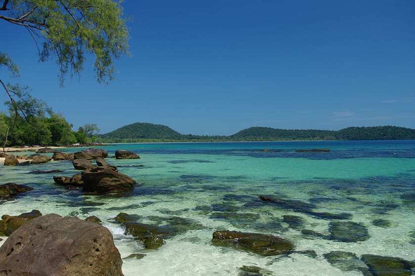 Vista de Long Set Beach a Koh Rong, una platja extensa i paradisíaca ideal per descobrir què fer a Koh Rong