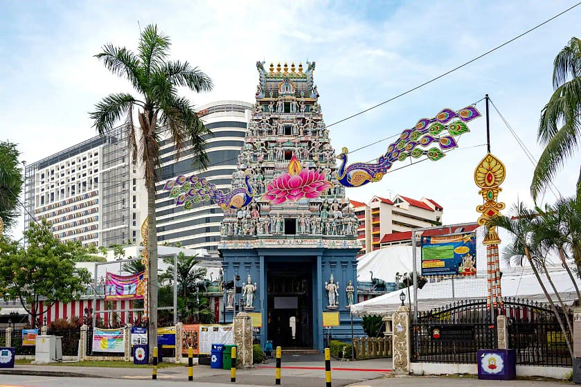 Façana ornamentada del Sri Veeramakaliamman Temple a Little India, Singapur, durant un viatge cultural