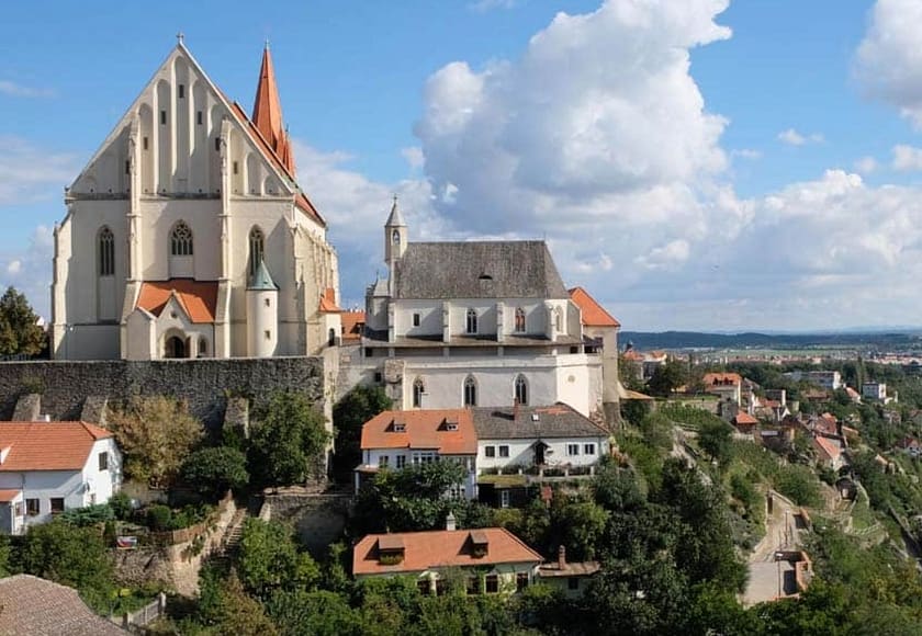 Vistes panoràmiques de Znojmo amb el riu i el paisatge verd que envolta la ciutat