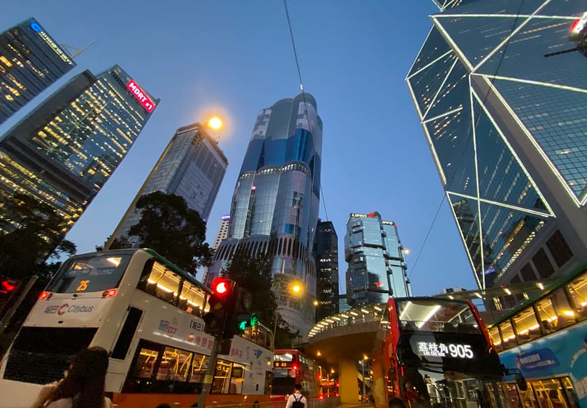 Skyline de Hong Kong al capvespre amb gratacels i colors càlids al cel