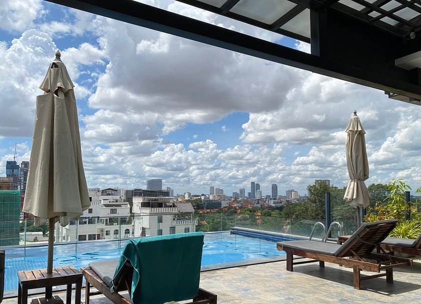 Piscina a l’àtic del Botum Domrey Hotel amb vistes a Phnom Penh