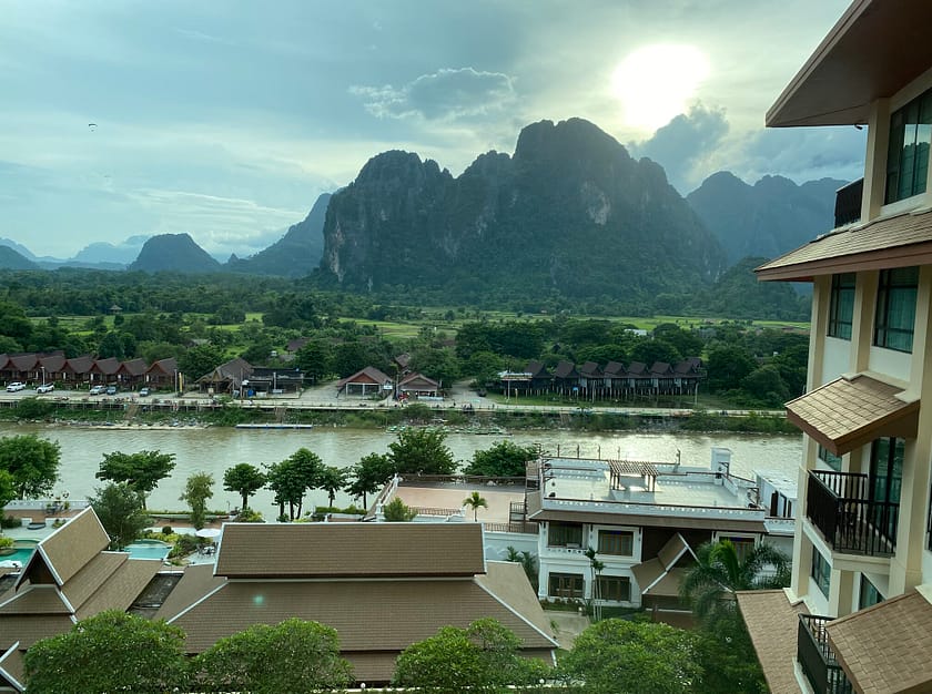 Vistes al riu Nam Song i les muntanyes de Vang Vieng des d’un hotel amb encant