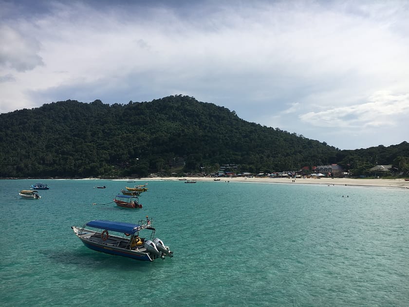 Platja petita i verge a Perhentian Kecil amb sorra blanca i aigües turqueses