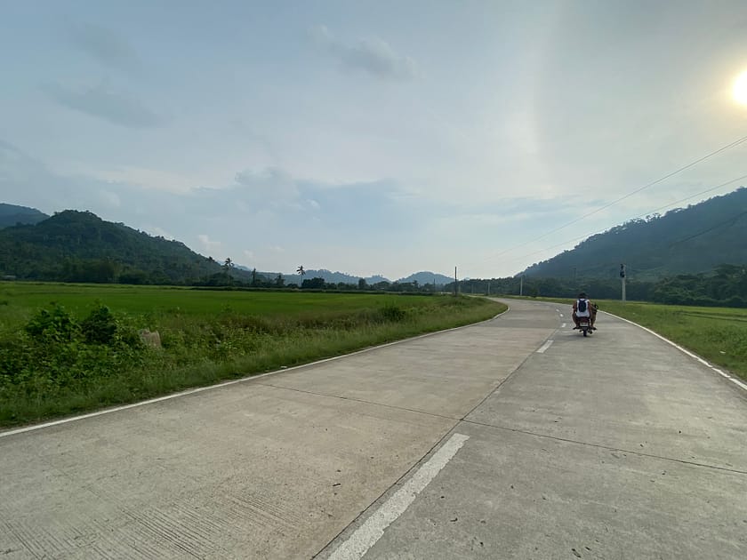 Carretera tranquil·la envoltada de vegetació al nord d’El Nido