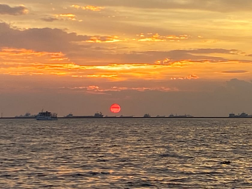 Posta de sol sobre el mar a Dalahican, Lucena, prop de Manila