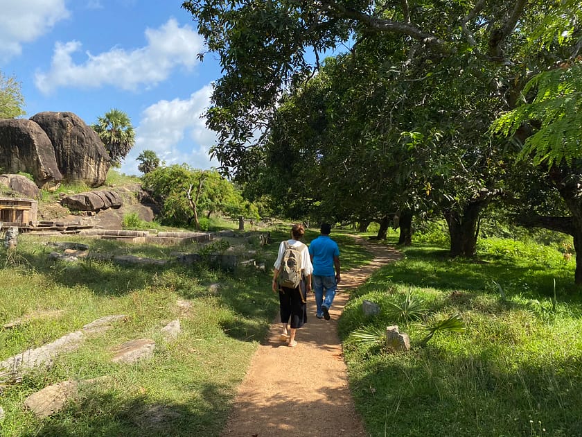 Shanaka visitant unes ruïnes de l'antic Triangle Cultural de Sri Lanka