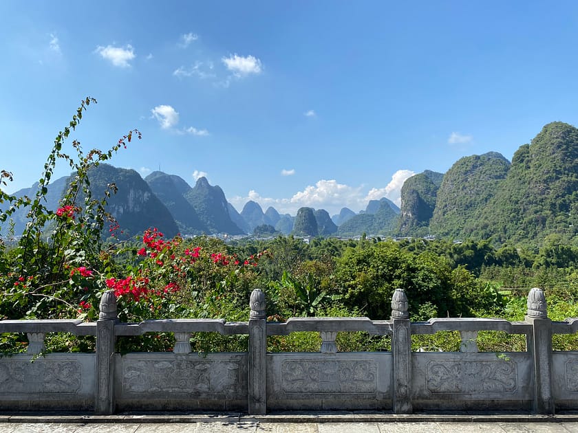 Vista panoràmica de la ciutat de Yangshuo amb el riu Li al primer pla i muntanyes kàrstiques al fons
