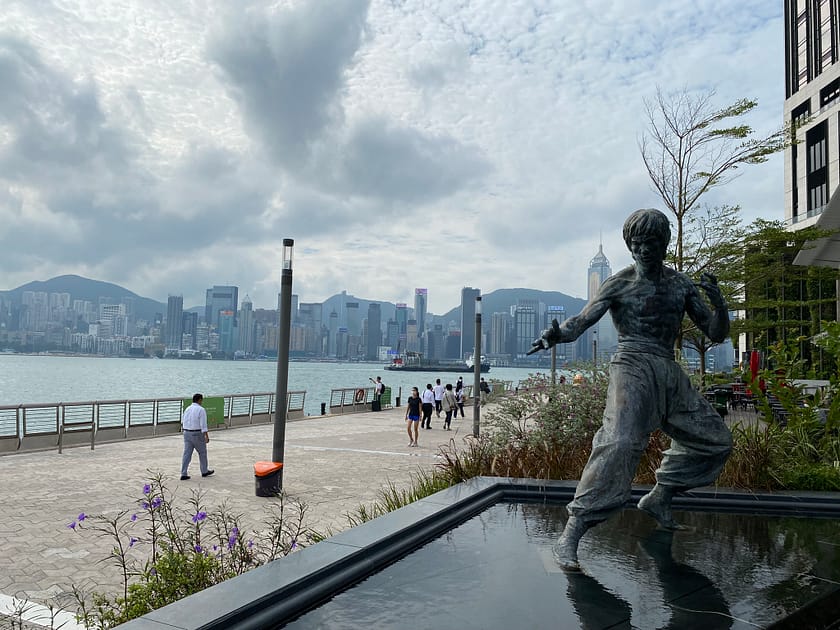 Estàtua de Bruce Lee a Hong Kong, posant en actitud de combat a l’Avenue of Stars