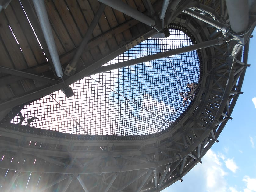 Detall d’una passarel·la superior del Skywalk de la República Txeca, vista des d’una nova perspectiva amb estructura metàl·lica i altura