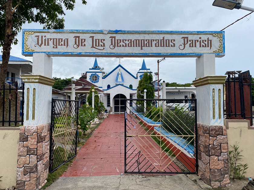 Església Virgen de los Desamparados a Malapascua sota un cel gris amenaçador