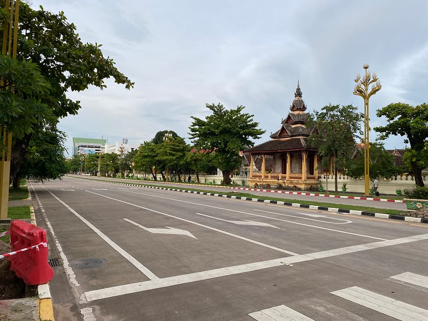 Carrer tranquil de Vientiane amb edificis locals i vida urbana – Què fer a Vientiane