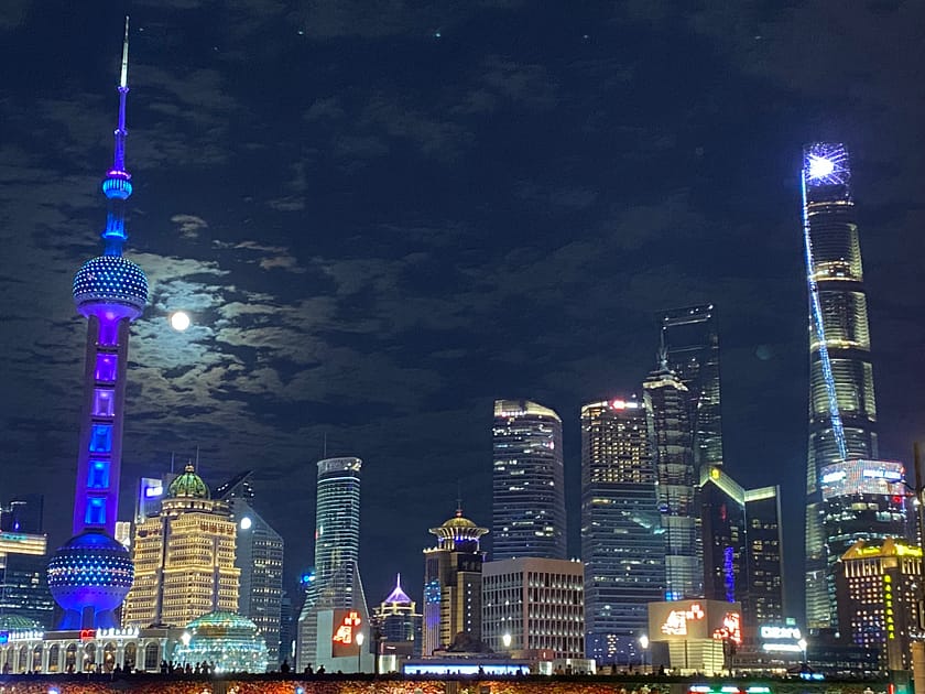 La Torre de Shanghai il·luminada des de Nanjing: skyline nocturn en un dia a Shanghai