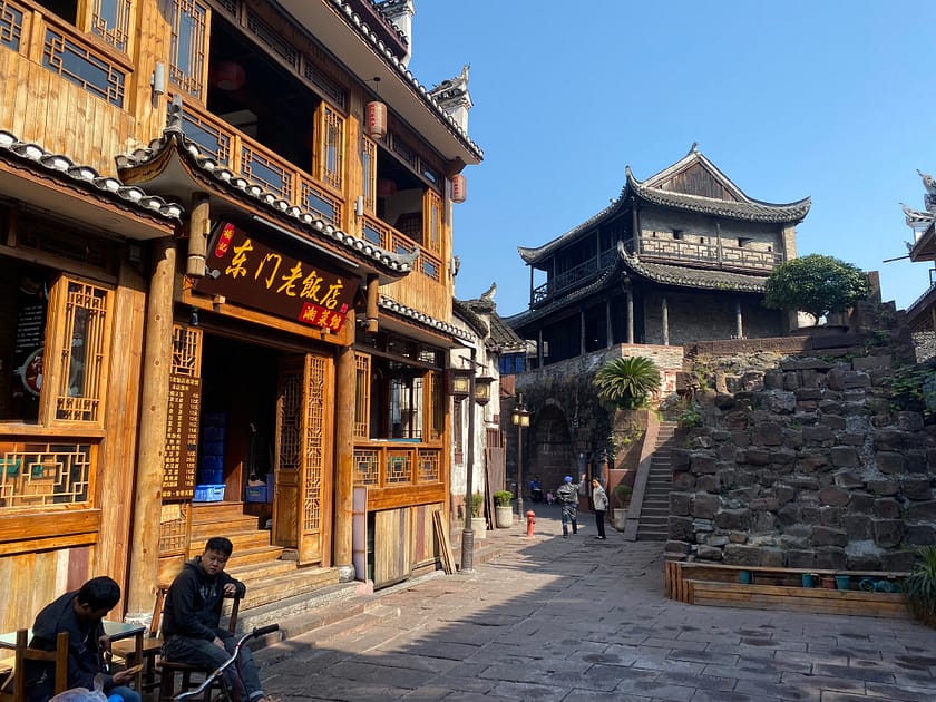 Detall arquitectònic del casc antic de Fenghuang amb façanes de fusta i decoració tradicional xinesa
