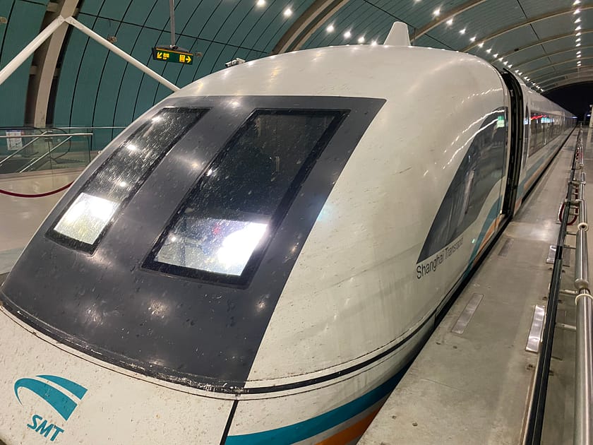Tren Maglev de Shanghai circulant a gran velocitat entre l’aeroport de Pudong i el centre de la ciutat