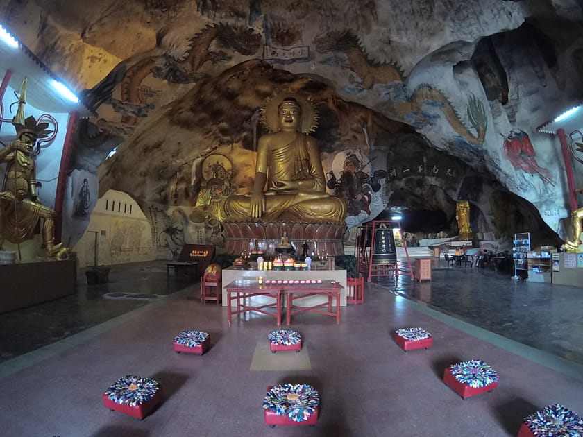 Gran Buda daurat dins la cova del temple Perak Tong a Ipoh, Malàisia.