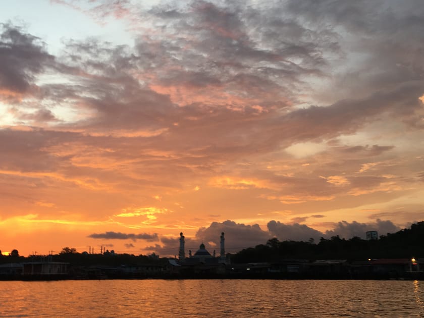 Posta de sol darrere de la mesquita Sultan Omar Ali Saifuddien a Bandar Seri Begawan