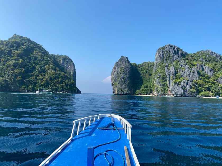 Vista panoràmica de Shimizu Island durant l’island hopping a El Nido, amb aigües turqueses i formacions rocoses espectaculars.