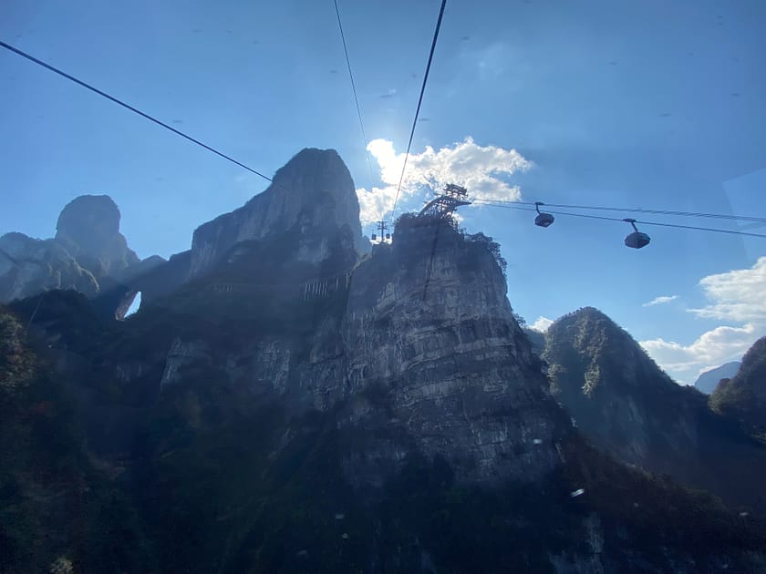 Telecabina de la muntanya Tianmen pujant entre penya-segats amb vistes a Zhangjiajie