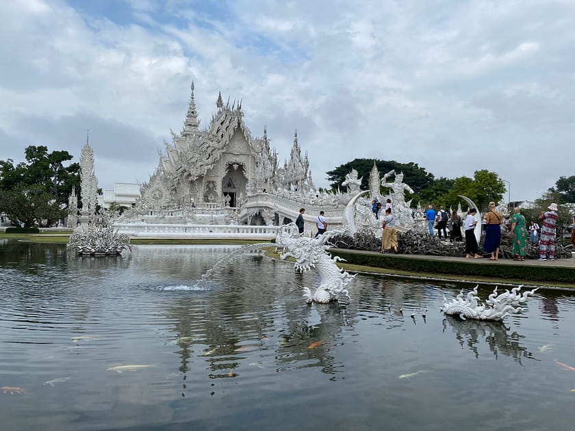 Vista detallada del Temple Blanc de Chiang Rai amb escultures brillants i arquitectura budista contemporània