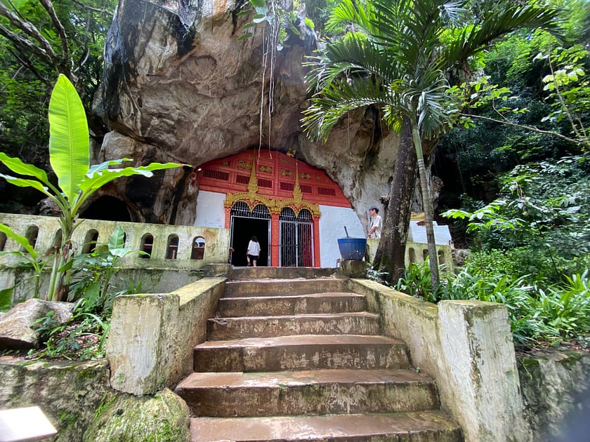 Entrada a una de les coves Pak Ou, accés espiritual envoltat de natura, una visita imprescindible per descobrir què fer a Luang Prabang