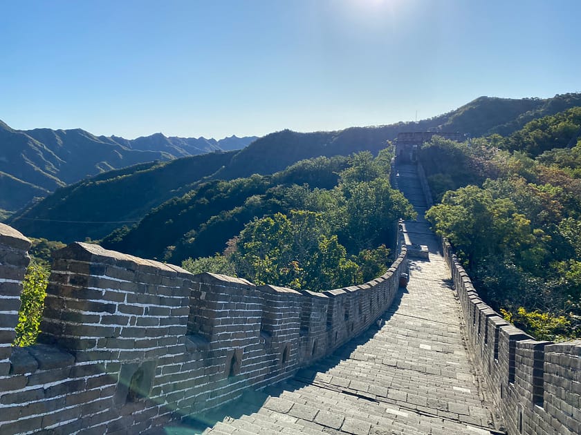 Vista panoràmica de la Gran Muralla Xina a Mutianyu amb vegetació verda, direcció est