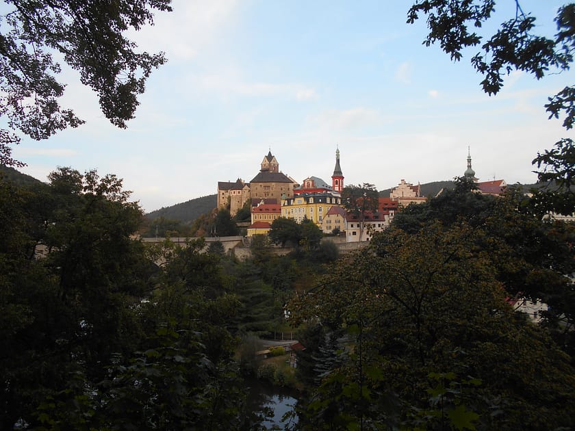 Castell de Loket vist des del poble, amb el riu Ohře i les cases medievals