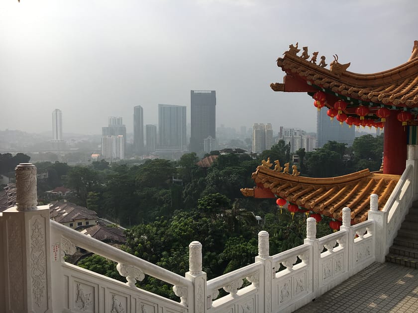 Muralles decorades del Temple Thean Hou a Kuala Lumpur, parada essencial en una ruta de Kuala Lumpur en un dia