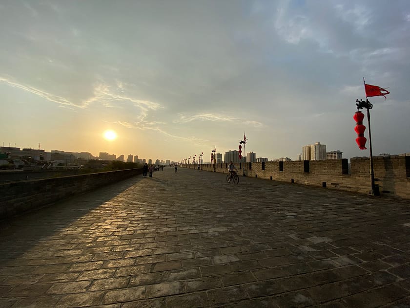 Muralla de Xi’an il·luminada pel sol ponent amb tons càlids i atmosfera serena