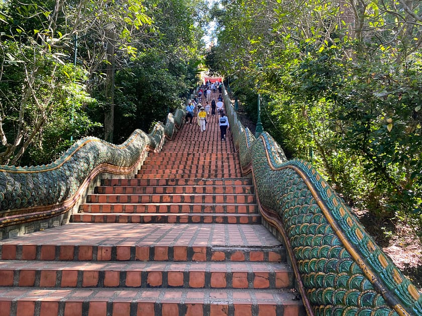 Escales amb barana de serp naga que porten al Wat Phra That Doi Suthep, Chiang Mai