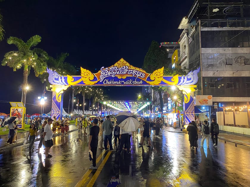 Chaktomuk Walk Street amb paradetes i gent passejant – Un dia a Phnom Penh