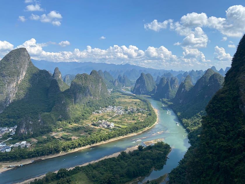 Paisatge del riu Li serpentejant entre muntanyes kàrstiques vist des del mirador de Xingping, Guangxi, Xina