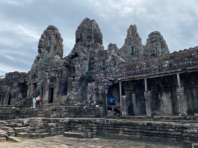 Temple Phnom Bakheng amb vistes a Angkor Wat al capvespre – Què fer a Siem Reap