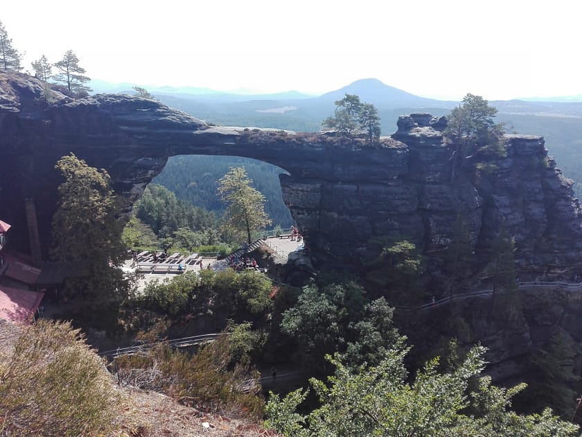 Vista de la Pravčická Brána, el gran arc de pedra natural de la Suïssa Bohèmia