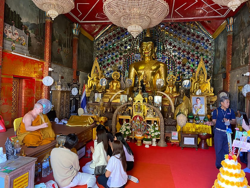 Monjo budista parlant amb visitants al Wat Phra That Doi Suthep, Chiang Mai