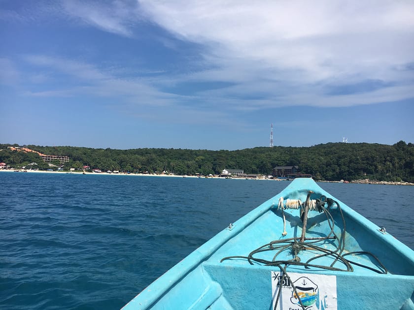 Viatgers embarcant en una barca per traslladar-se entre les illes Perhentian