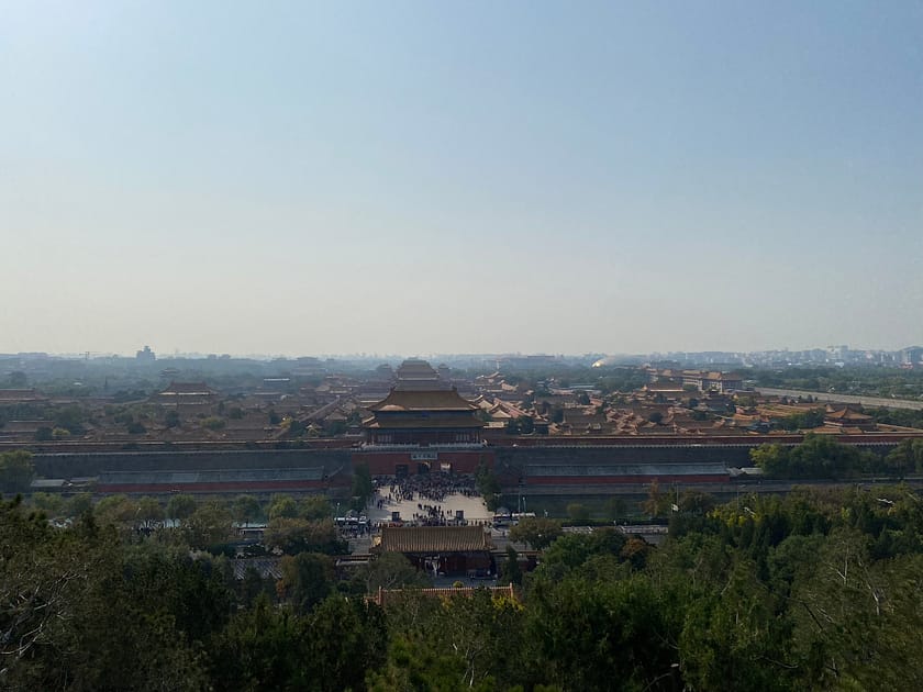 Panoràmica de la Ciutat Prohibida amb la muralla, el cel blau i l’skyline de Pequín des del parc Jingshan
