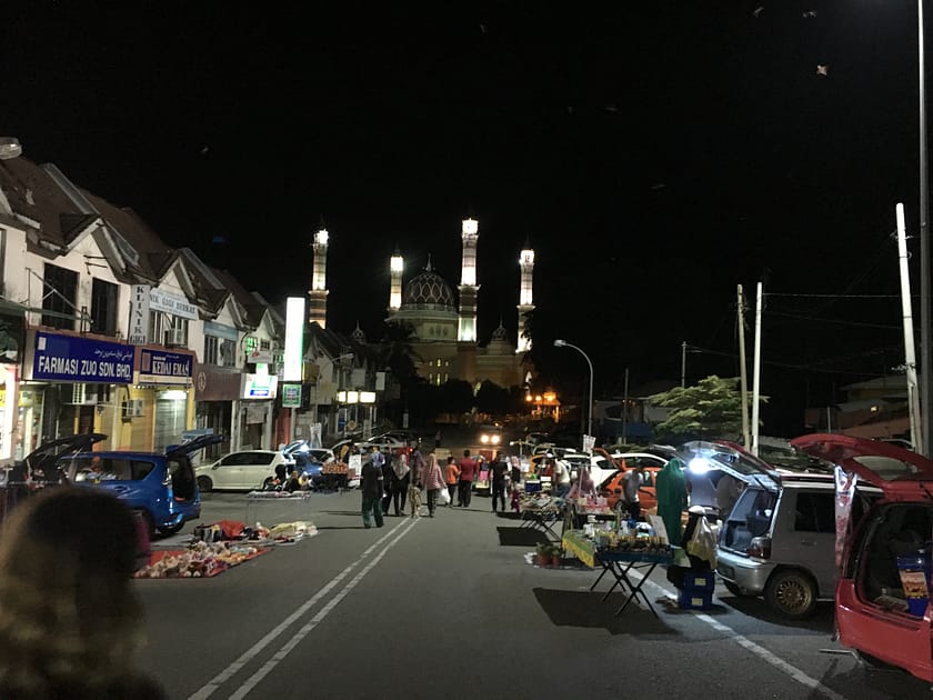 Mesquita de cristall de Kuala Terengganu brillant de nit amb reflexos sobre el riu